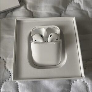 Apple Wireless White Earbuds with Charging Case